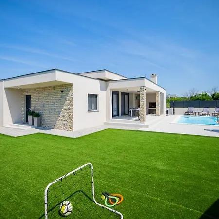 Rose Villa Nin
