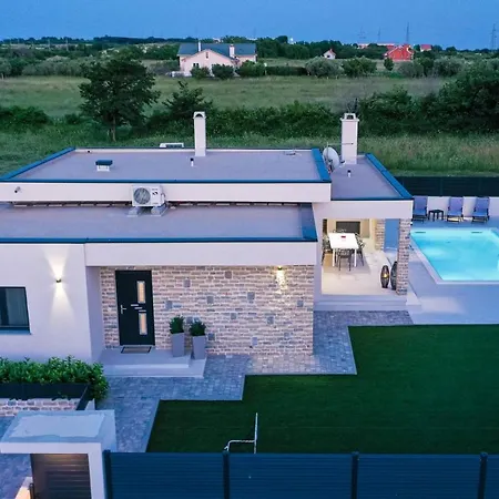 Rose Villa Nin
